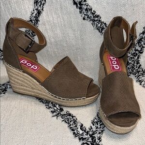 Women’s Pop Comfort Fit Damera Wedge Sandals Size 7.5M